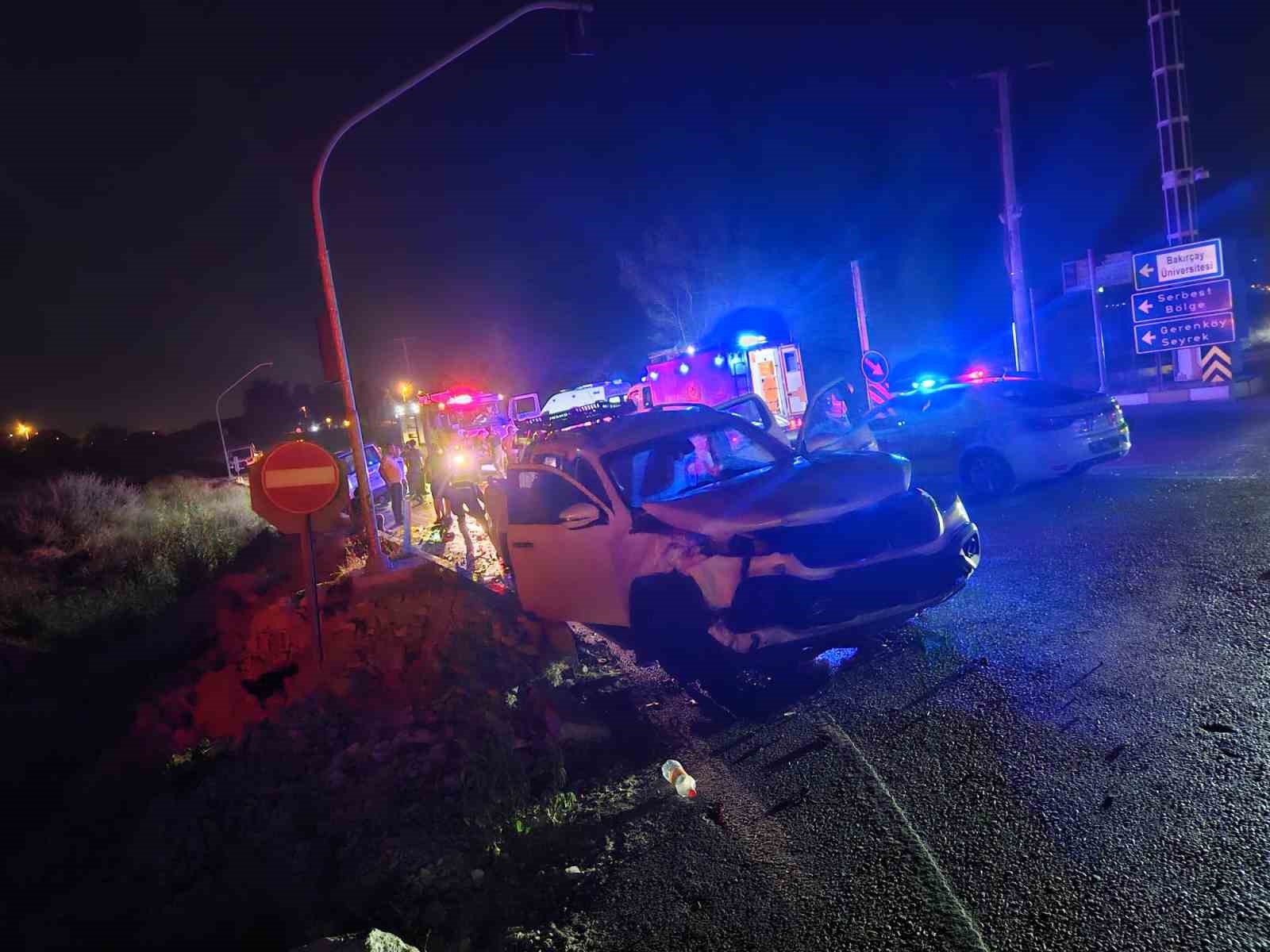 İzmir’de kamyonet otomobille çarpıştı: 2’si ağır 7 yaralı
