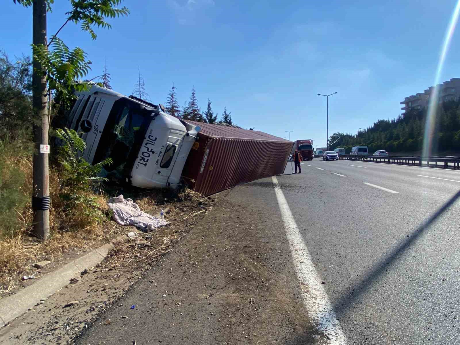 TEM otoyolunda tır devrildi, sürücü hafif yaralandı