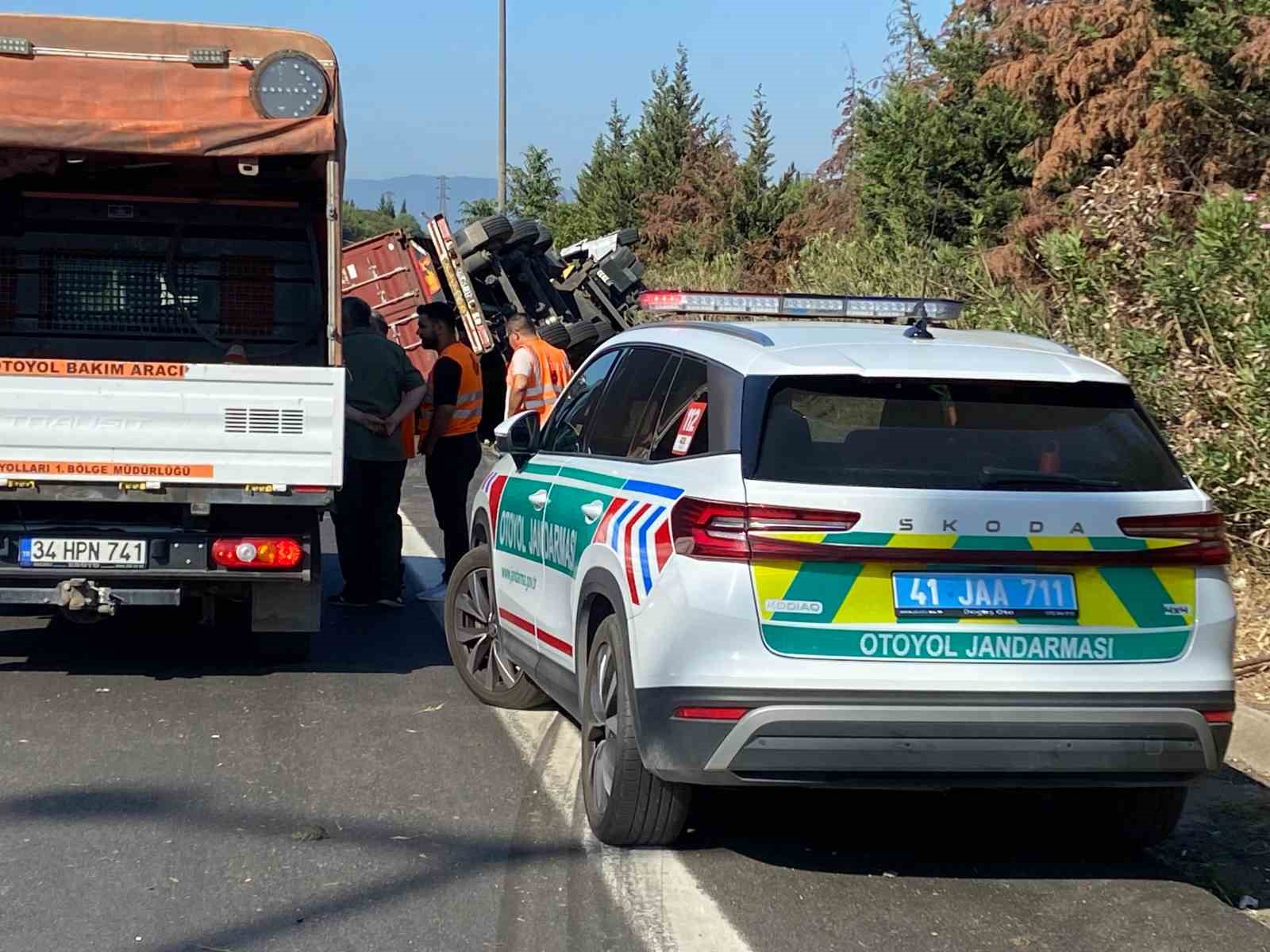 TEM otoyolunda tır devrildi, s&uuml;r&uuml;c&uuml; hafif yaralandı
