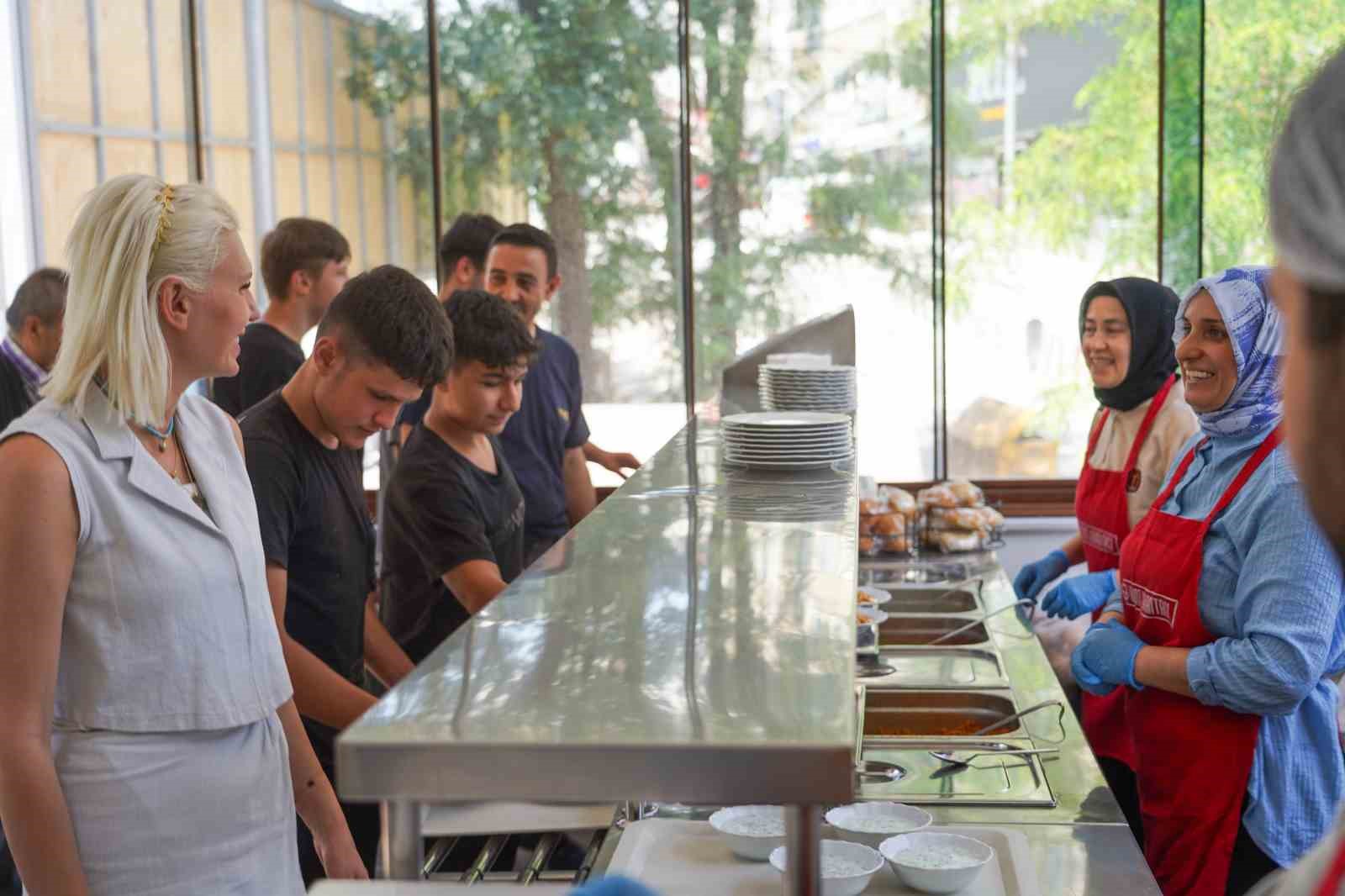 Kent Lokantasında vatandaşlarla bir araya geldi