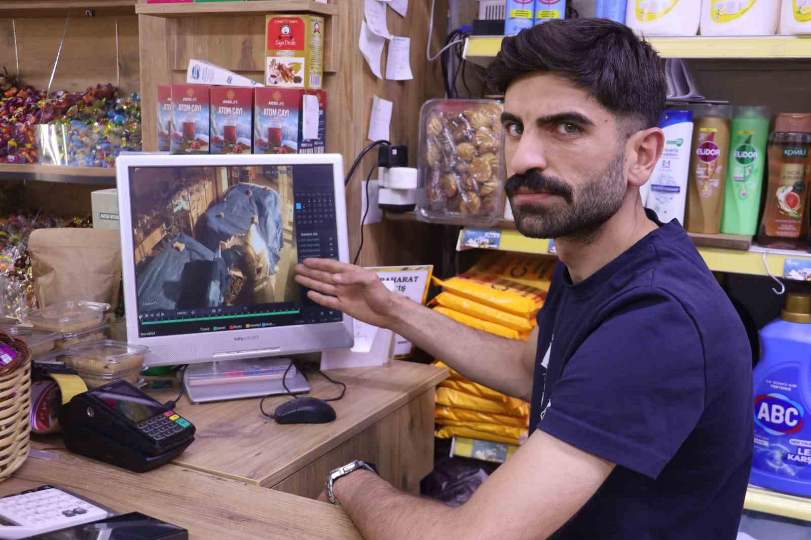 Gece yarısı brandayı keserek kuruyemiş çaldılar