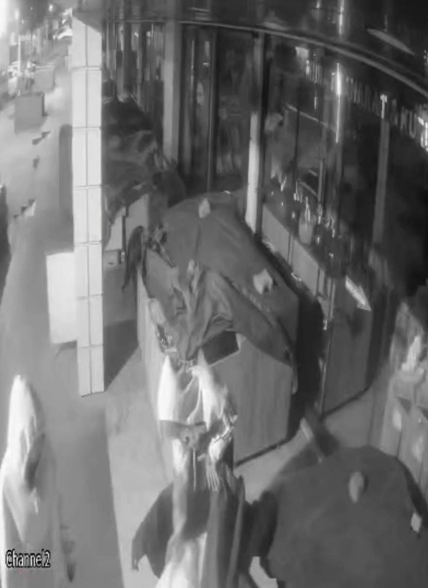 Gece yarısı brandayı keserek kuruyemiş çaldılar