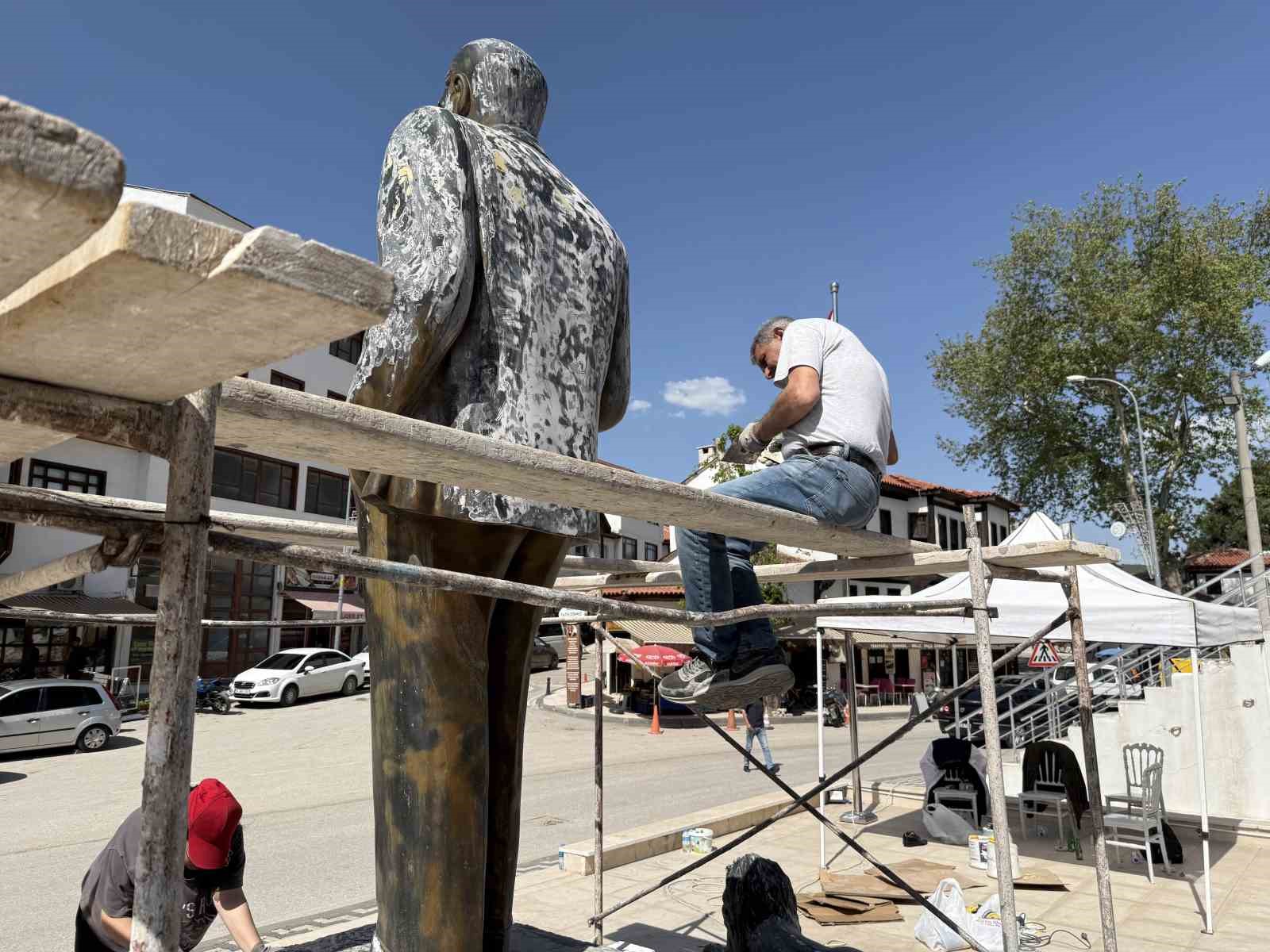 İl&ccedil;e halkının g&ouml;nl&uuml;nde taht kurdular
