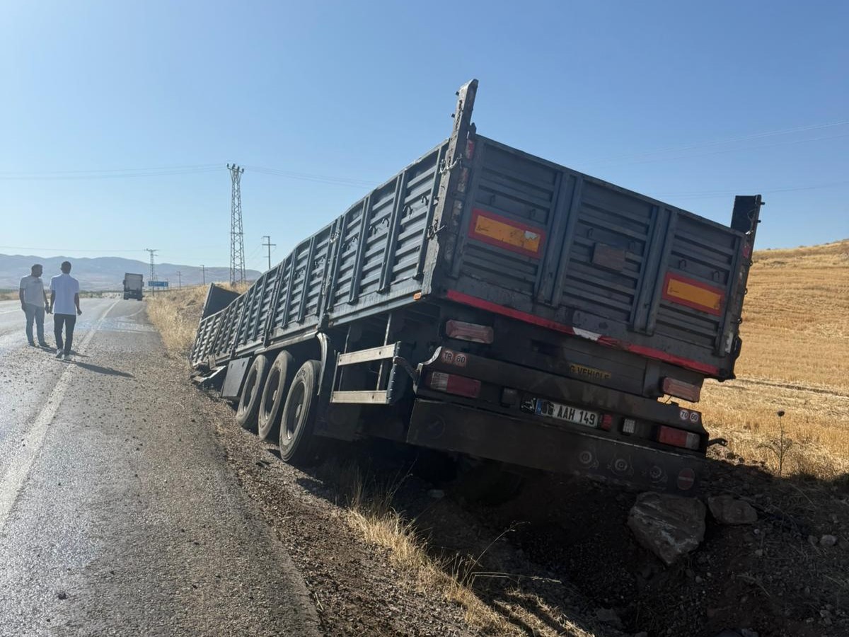 Siirt’te tır kasası yol kenarına savruldu