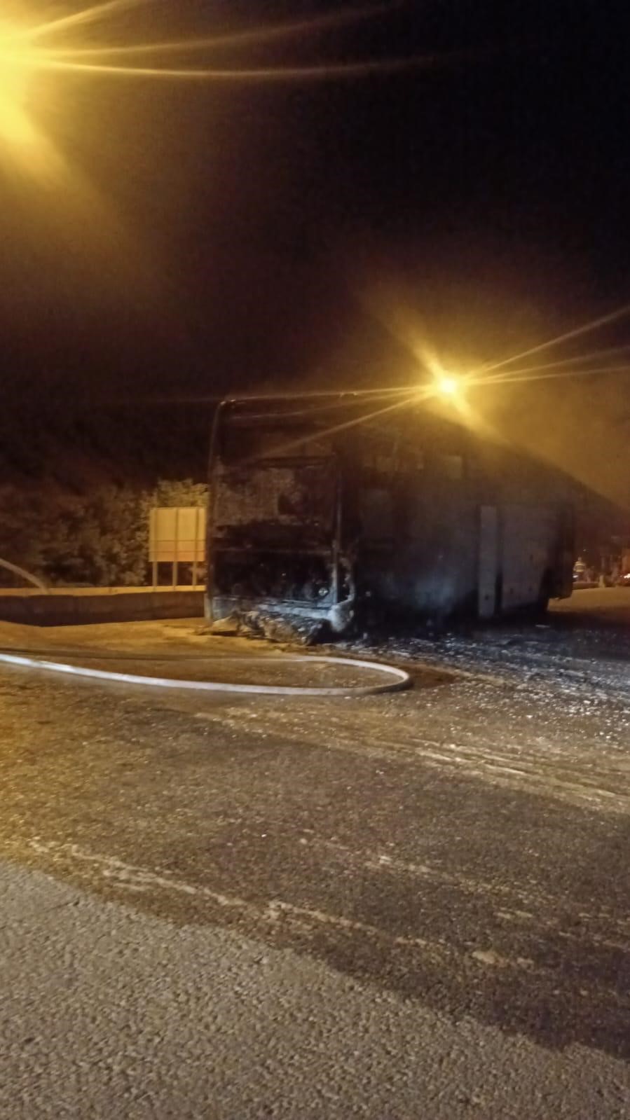 Tur otob&uuml;s&uuml; alevlerin i&ccedil;erisinde kaldı
