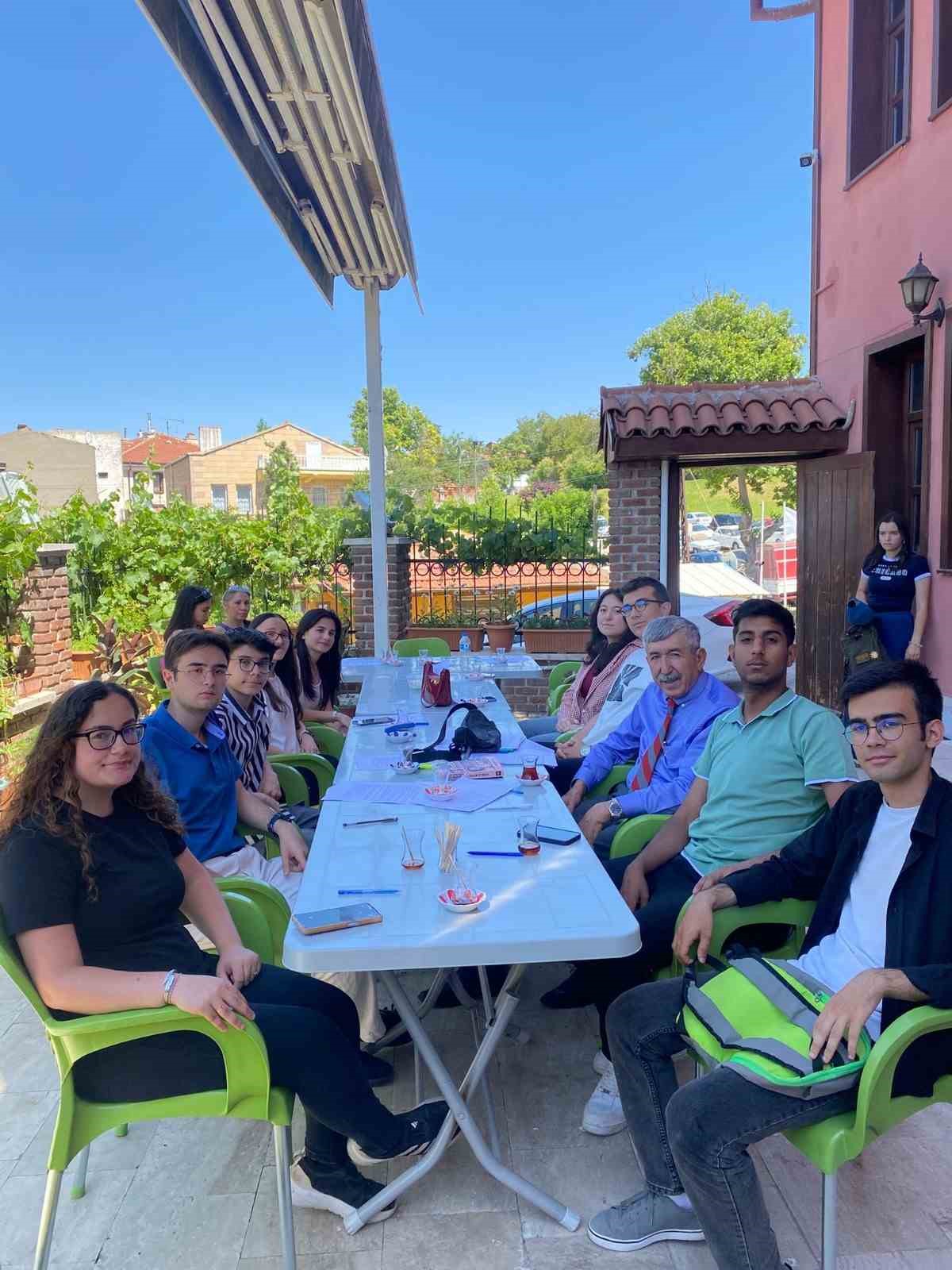 Başkan &Uuml;nal, bursiyerlerle g&ouml;r&uuml;şt&uuml;
