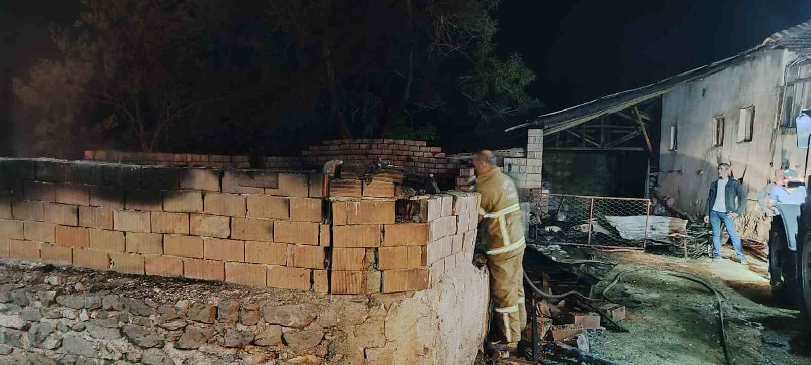 Burdur’da ağılda çıkan yangında 10 küçükbaş hayvan telef oldu