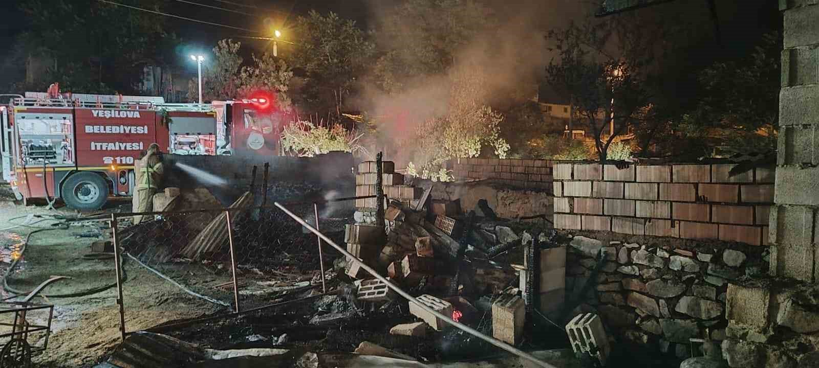 Burdur&rsquo;da ağılda &ccedil;ıkan yangında 10 k&uuml;&ccedil;&uuml;kbaş hayvan telef oldu
