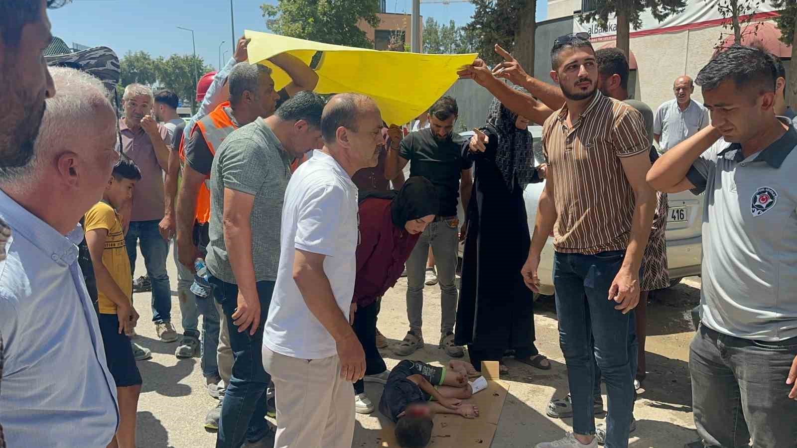 Kaza yerinde inşaat işçilerinden örnek davranış