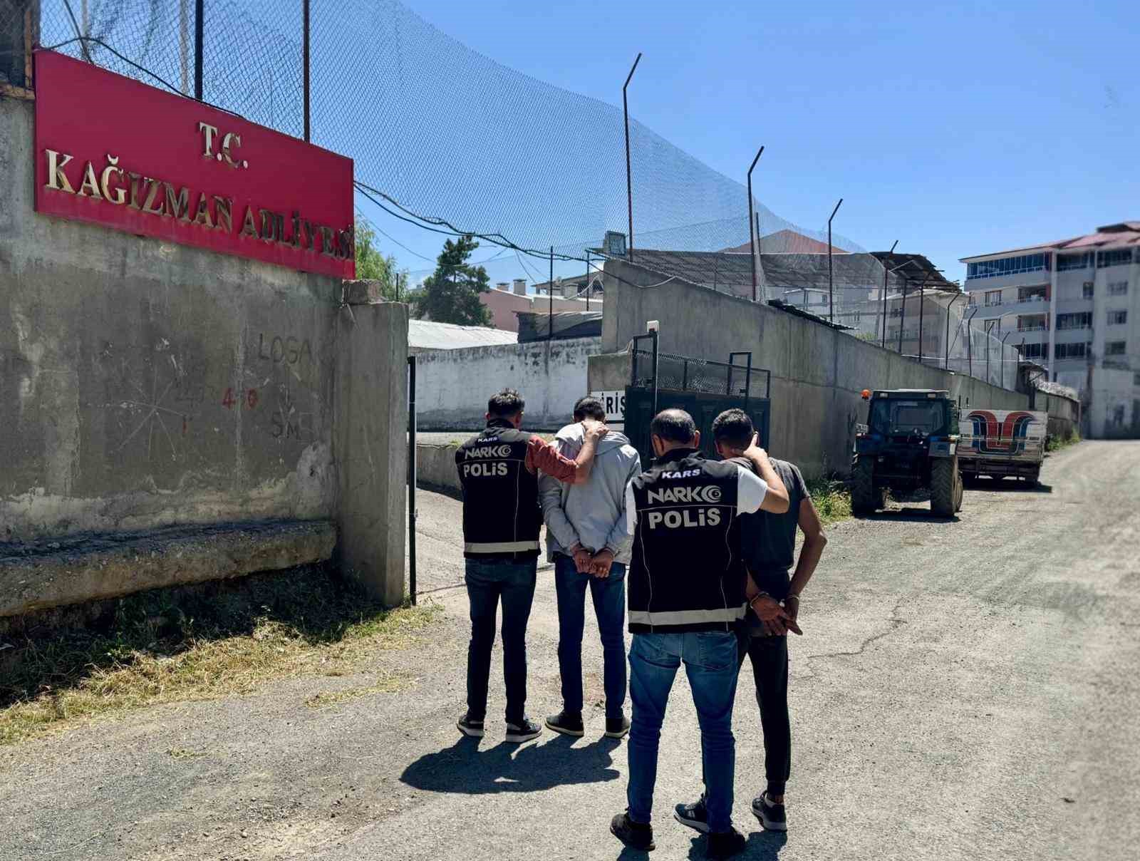 Kağızman’da uyuşturucu taciri 2 kişi tutuklandı