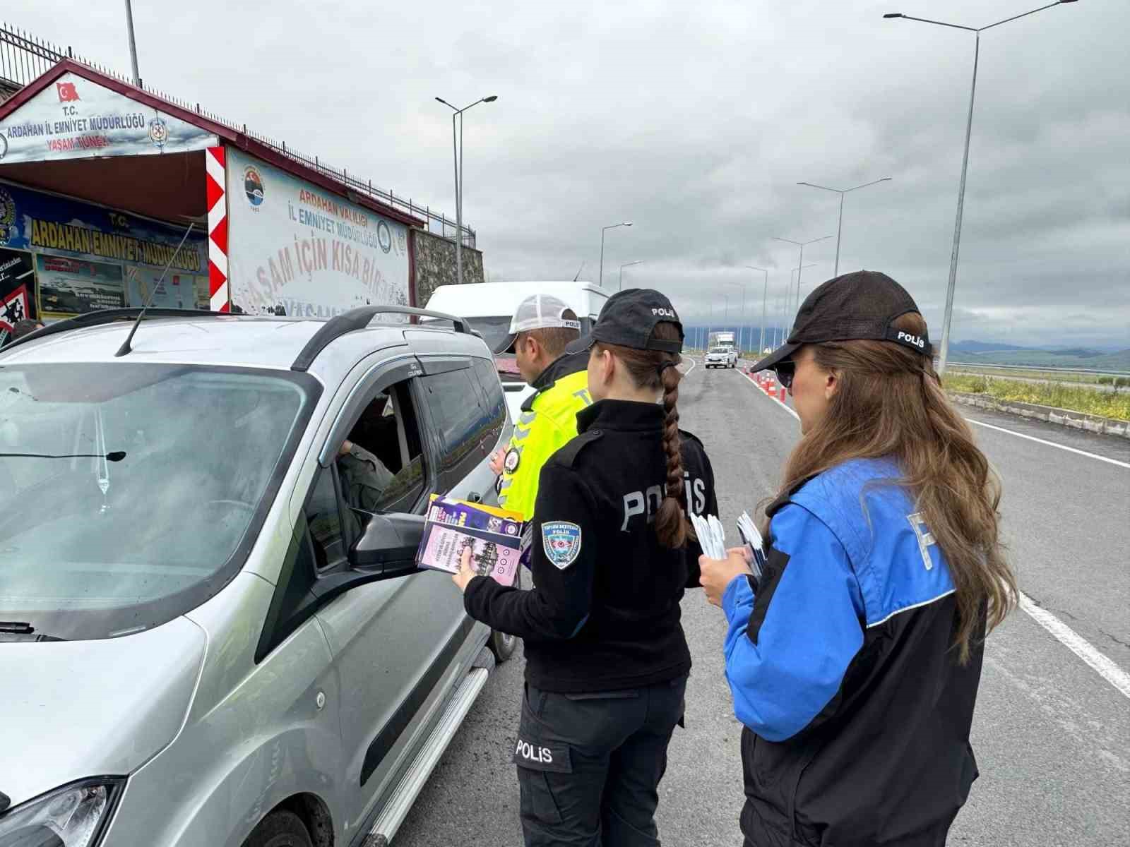 Polisten, vatandaşlara dolandırıcılık ve KADES bilgilendirmesi