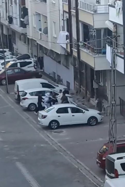 Küfür tartışmasında ortalık karıştı: Tekme tokat birbirine girdiler