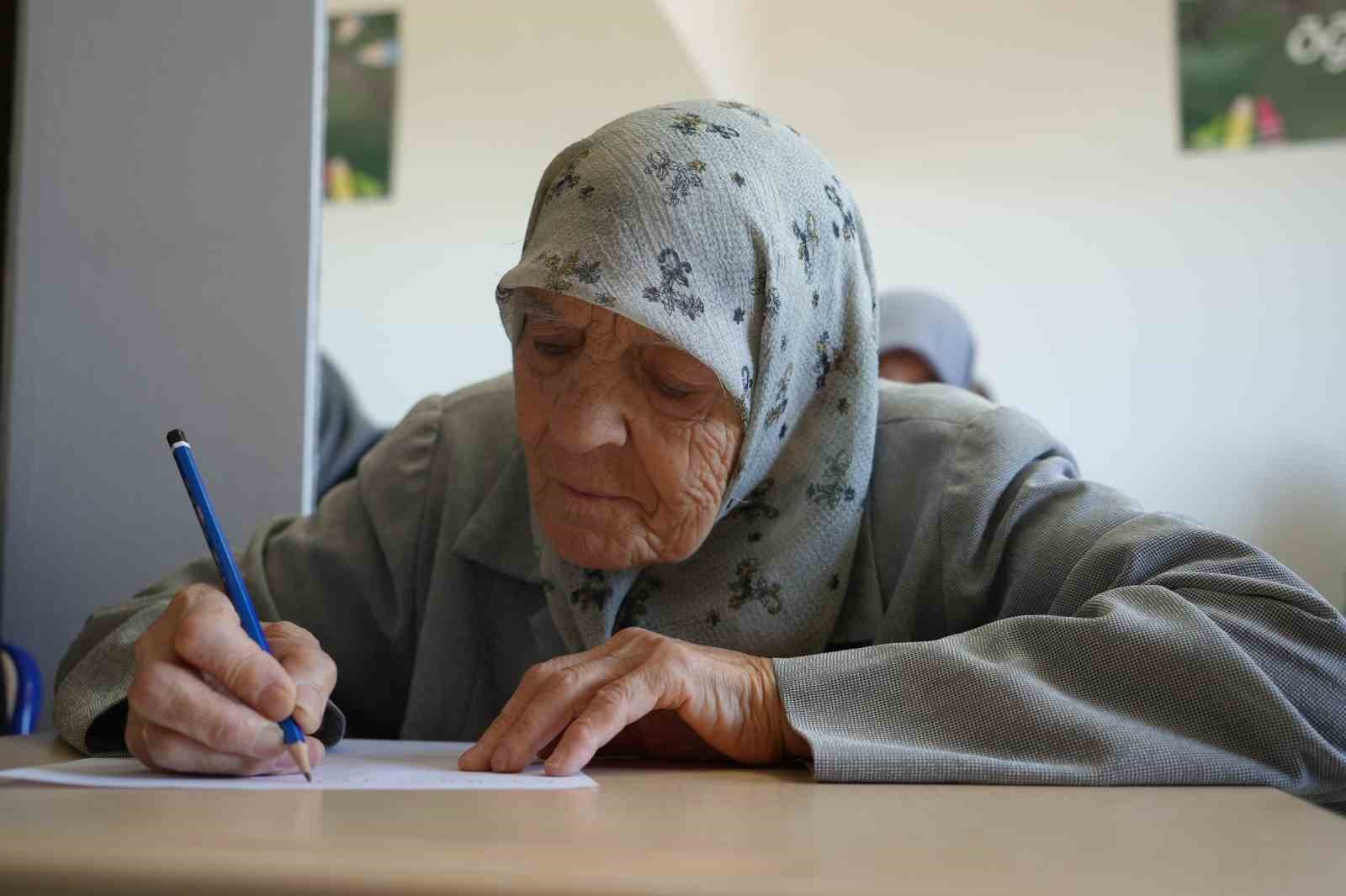 Torun sahibi ninelerin okumayı öğrenme azimleri imrendiriyor