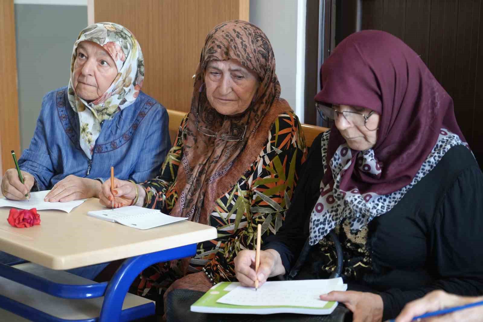 Torun sahibi ninelerin okumayı öğrenme azimleri imrendiriyor
