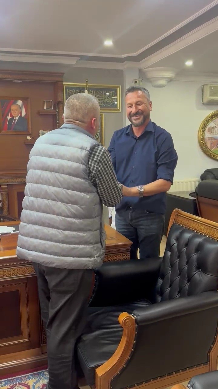 Belediye Başkanı maaş kartını vatandaşa verdi
