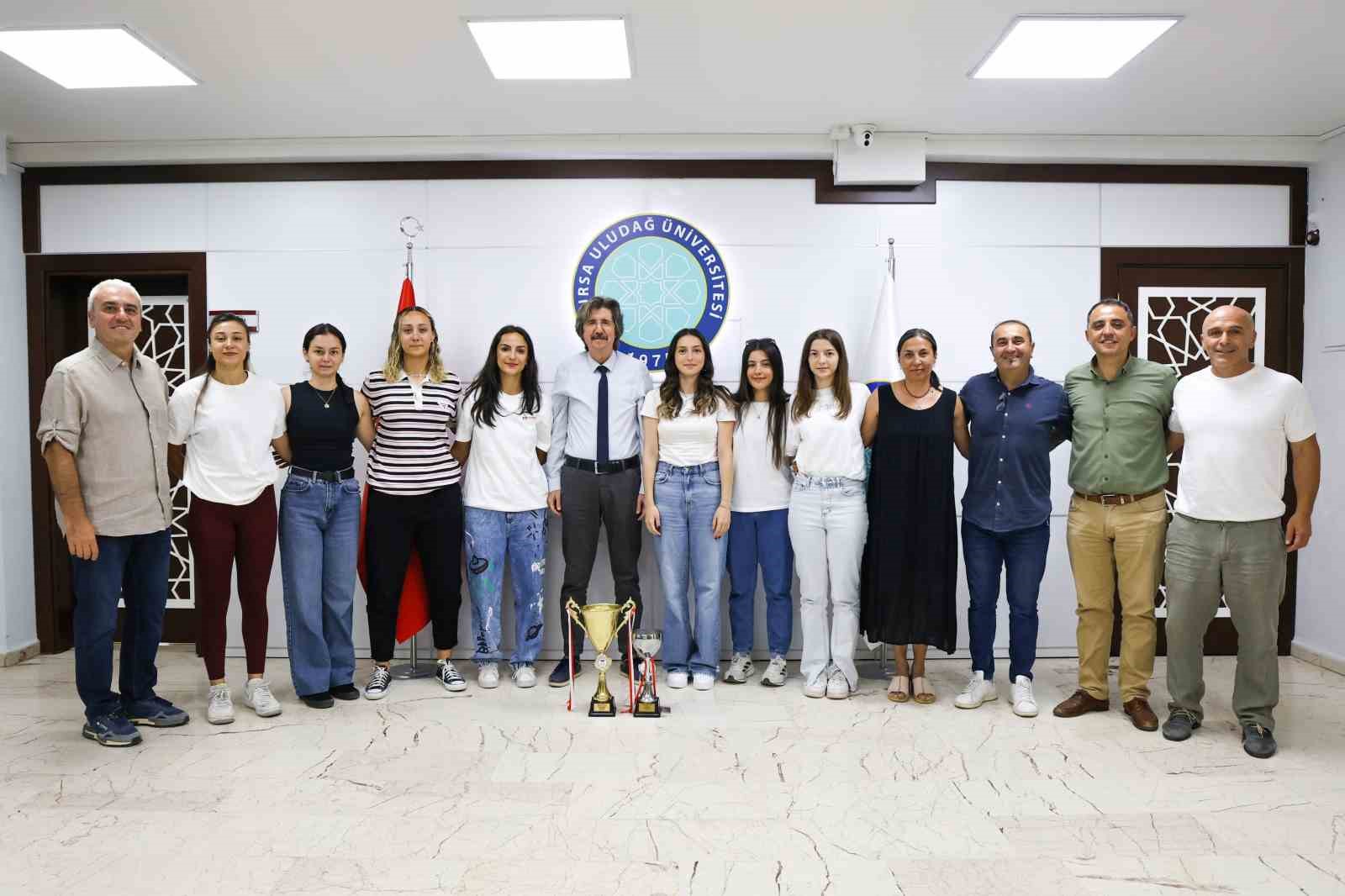 BUÜ Kadın Hentbol Takımından çifte şampiyonluk