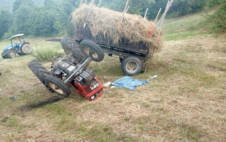 Tarlada devrilen traktörün altında kalan sürücü ağır yaralandı