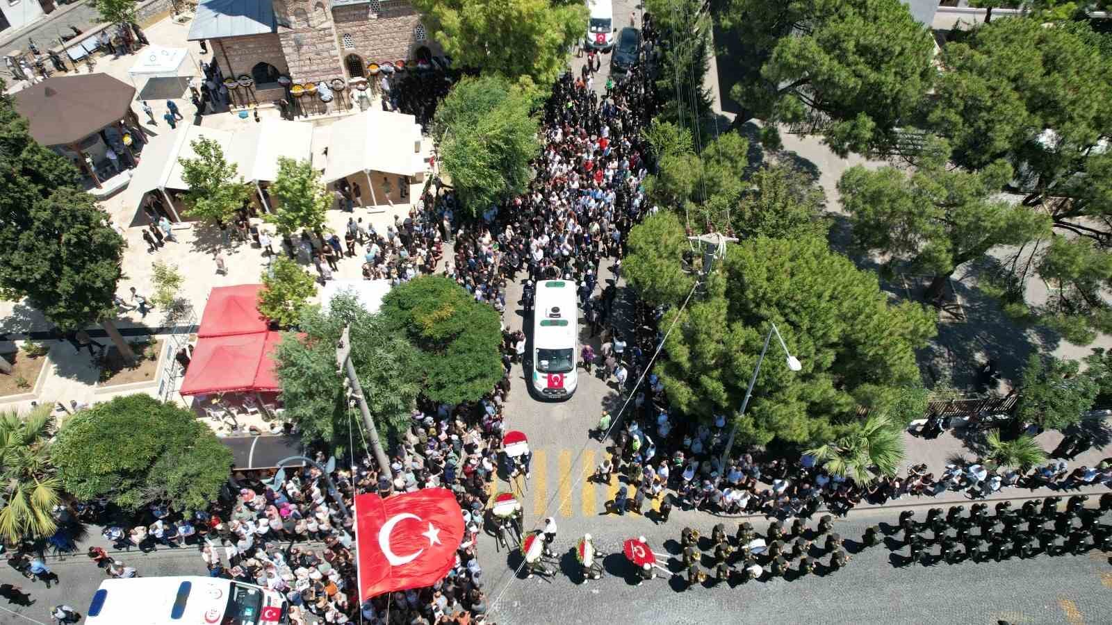 Minik Deniz’den şehit babasına son bakış
