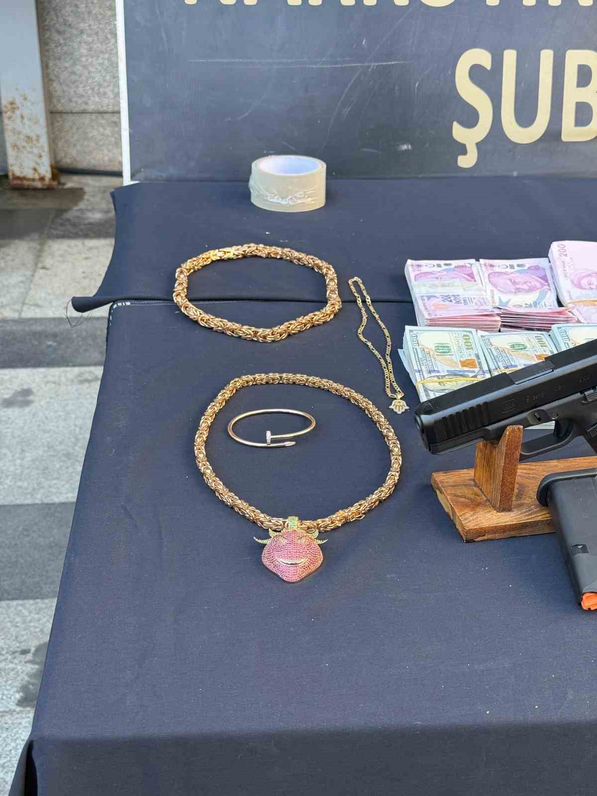 İstanbul merkezli 6 ilde ve Norveç’teki operasyonda ele geçirilen uyuşturucu emniyette sergilendi
