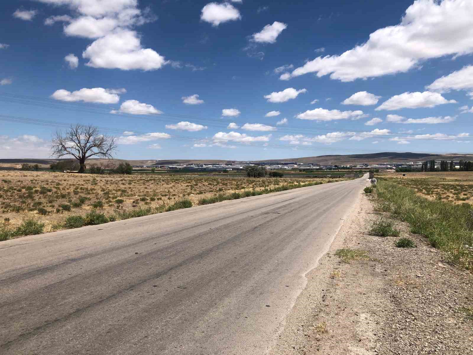 Karanlıkta kalan yola aydınlatma istiyorlar
