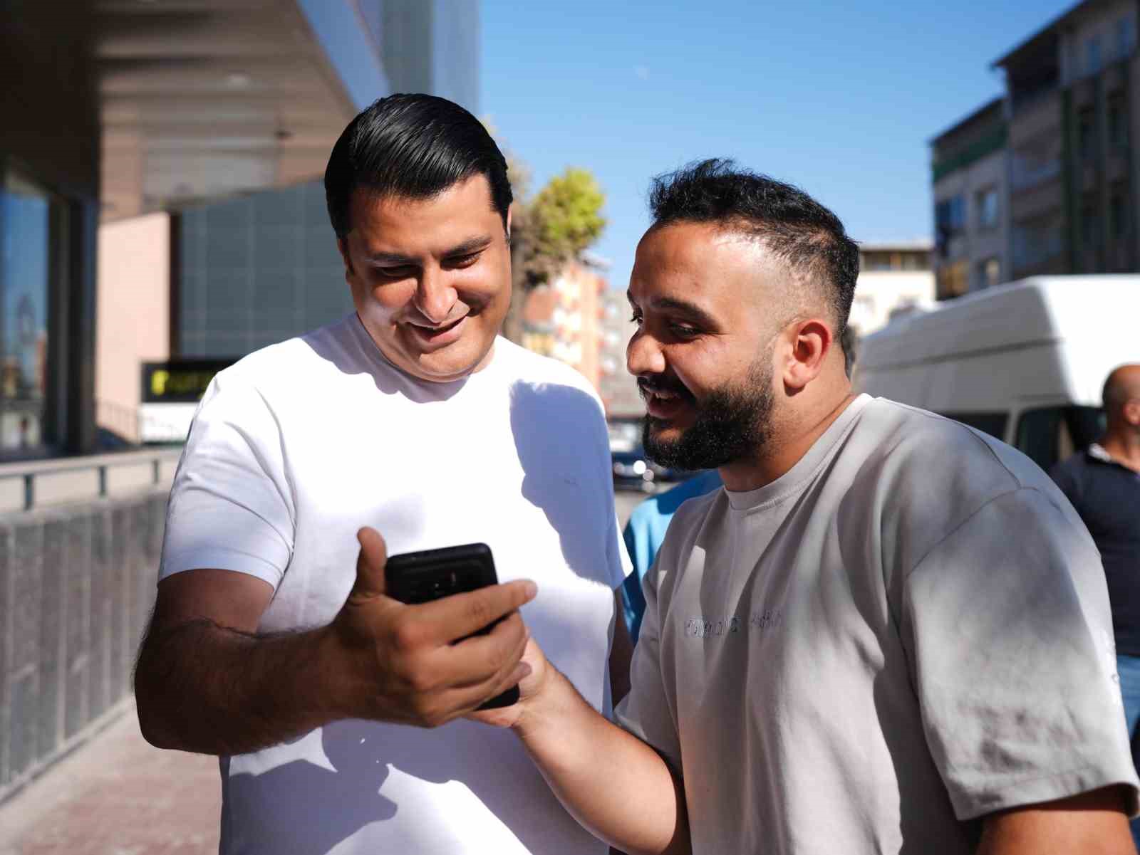 Yılmaz, sokak sokak gezerek, vatandaşların taleplerini dinledi