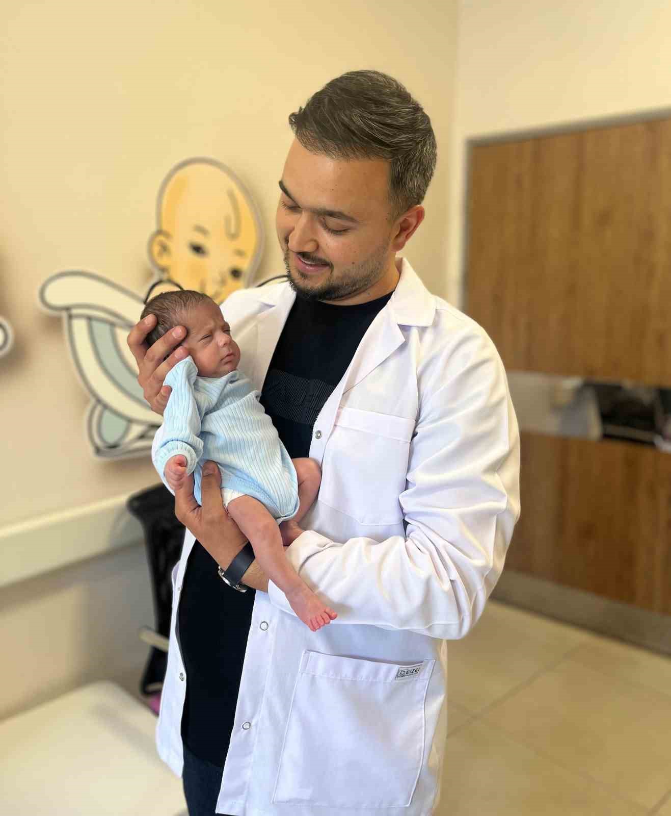 Batman&rsquo;da 900 gram d&uuml;nyaya gelen bebek, 2 kiloya ulaşarak hayata tutunmayı başardı
