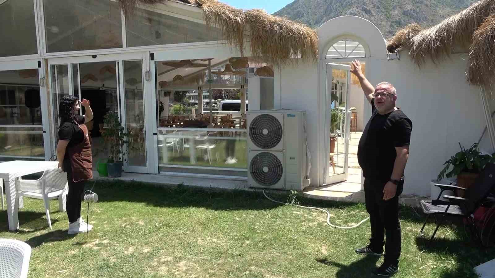 Kafeteryanın çatısına çıkan tilki kamerada