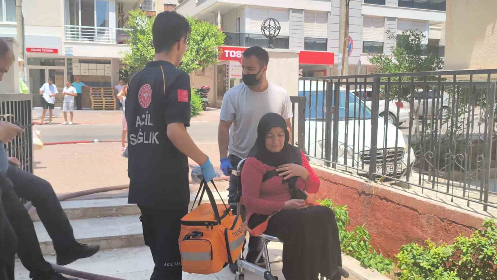 Antalya&rsquo;da apartmanda &ccedil;ıkan yangında 7&rsquo;si &ccedil;ocuk 10 kişi dumandan etkilendi
