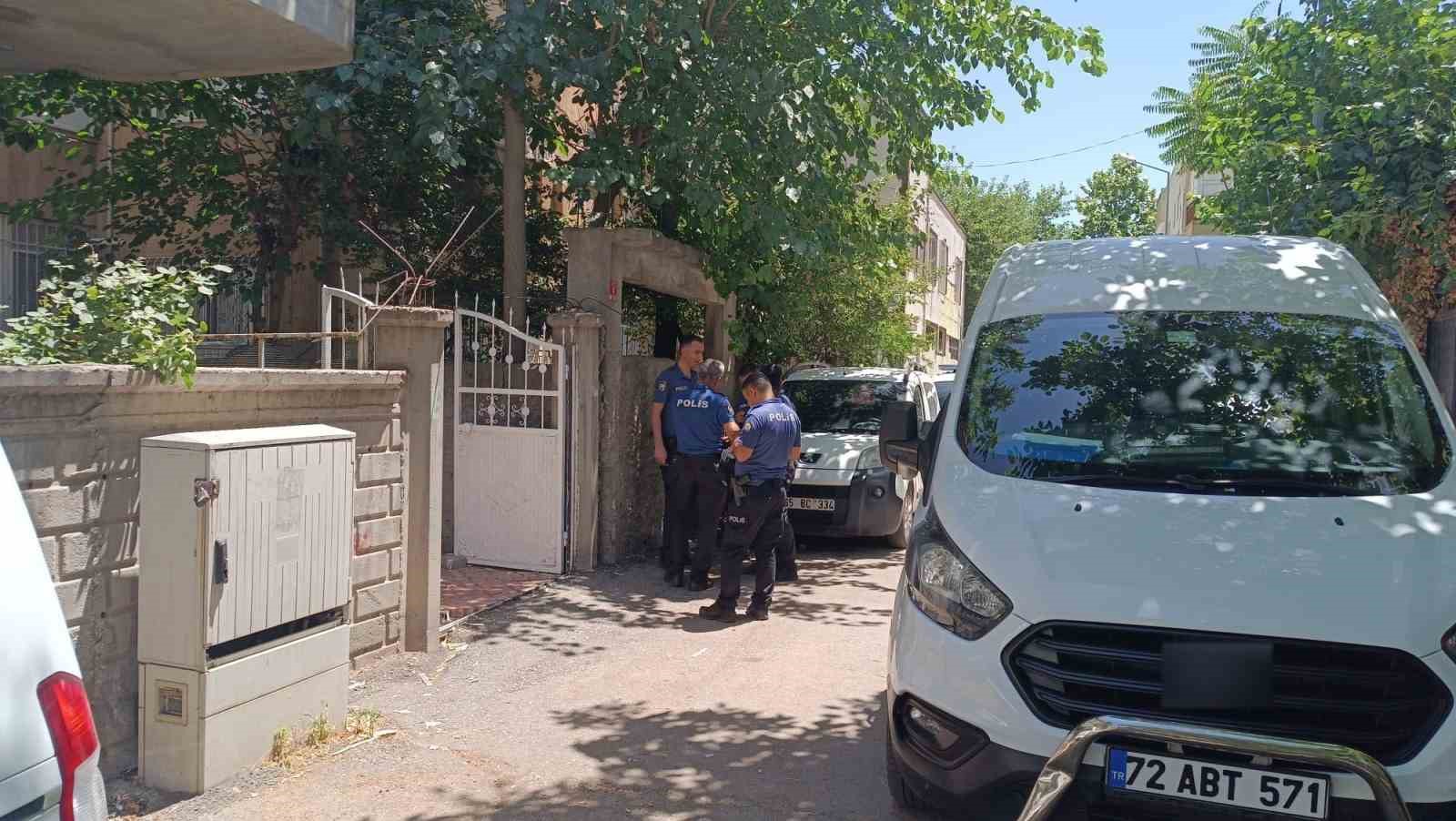 Batman&rsquo;da bir şahıs, eşini ve iki kızını bı&ccedil;akla yaraladı
