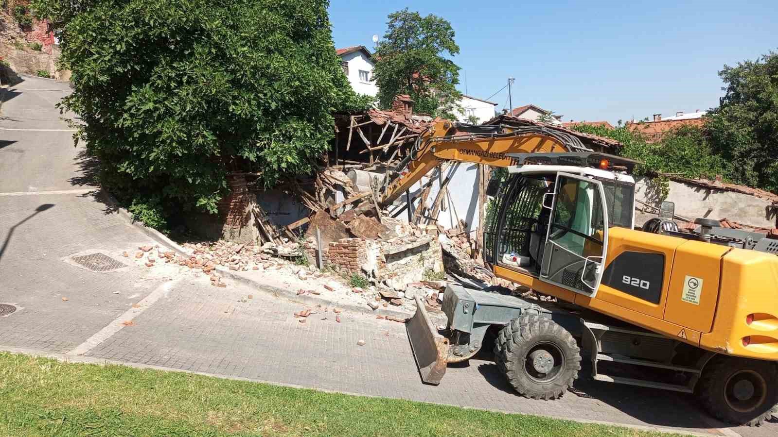 Tehlike sa&ccedil;an metruk binalar yıkıldı
