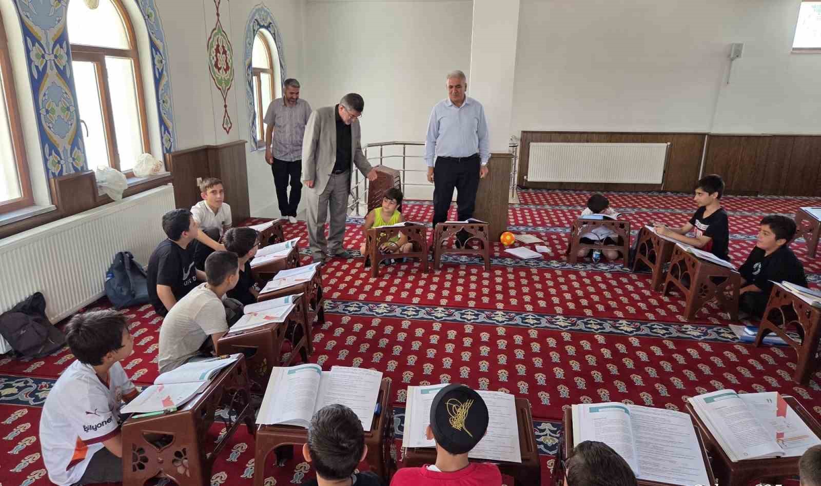 İpekyolu M&uuml;ft&uuml;s&uuml; Tavlaşoğlu&rsquo;dan Kur&rsquo;an kurslarına ziyareti
