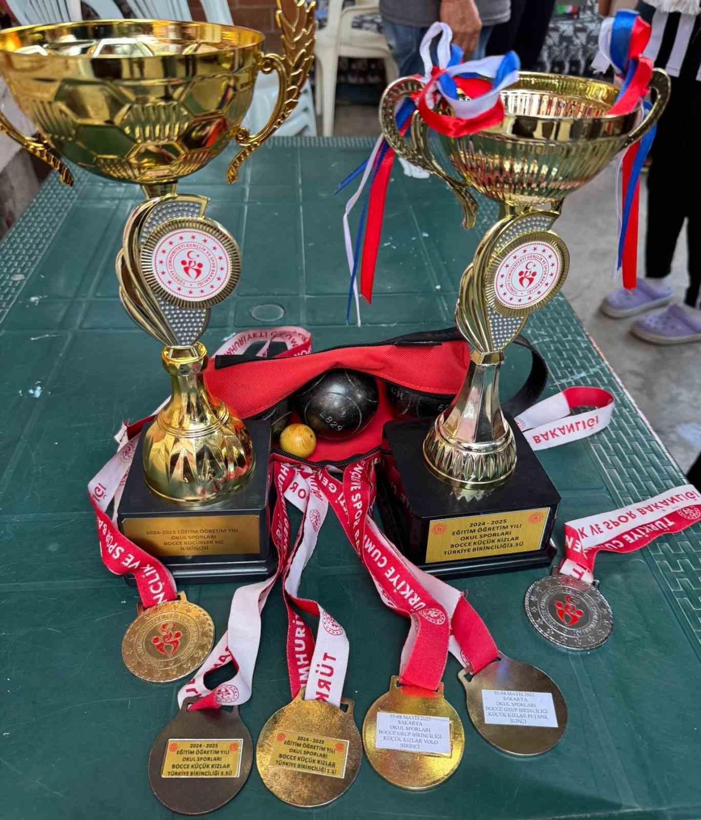 Salihli’de şampiyon öğrenciye Beşiktaş forması jesti