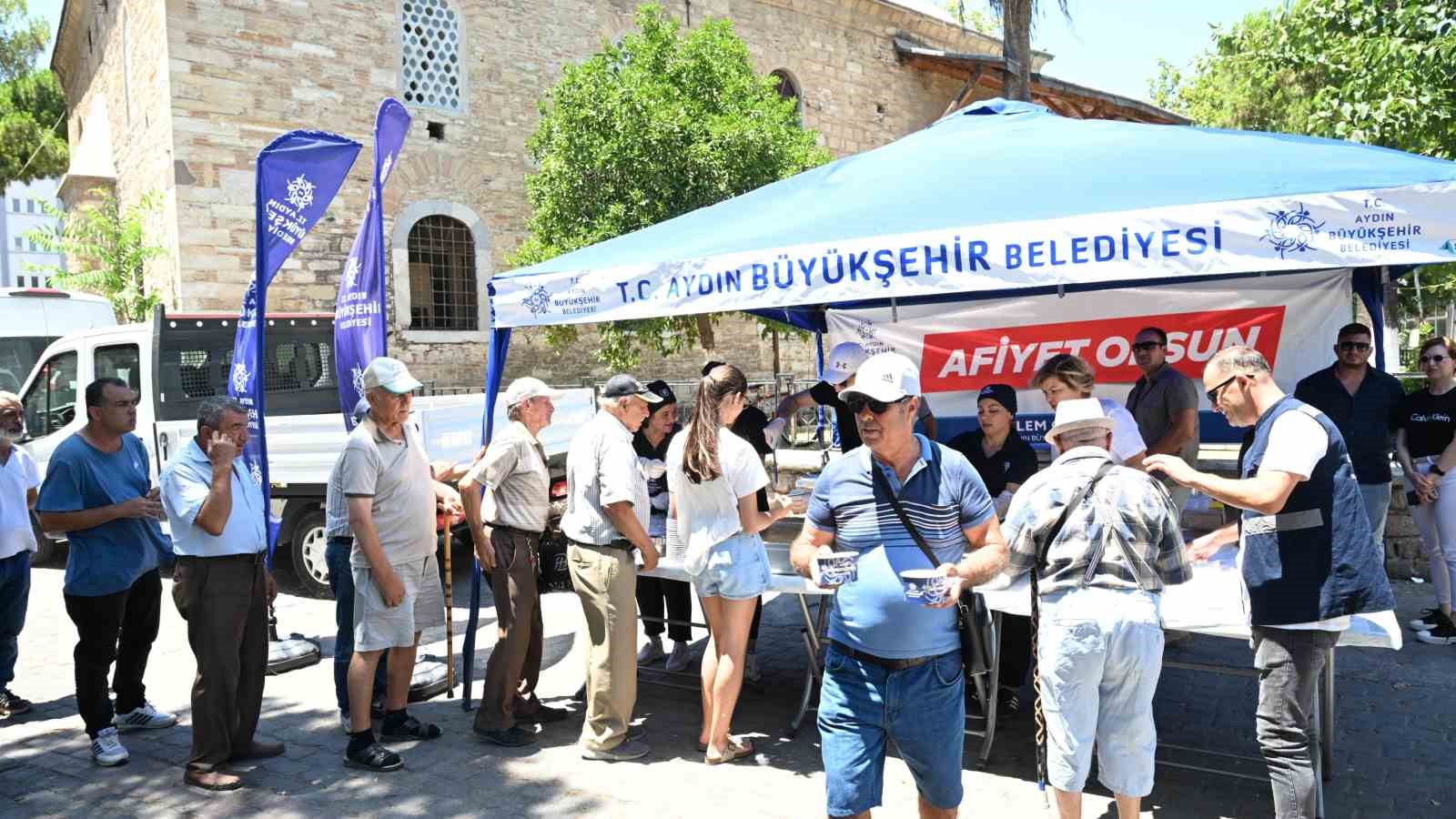 Büyükşehir Belediyesi’nden vatandaşlara aşure ikramı