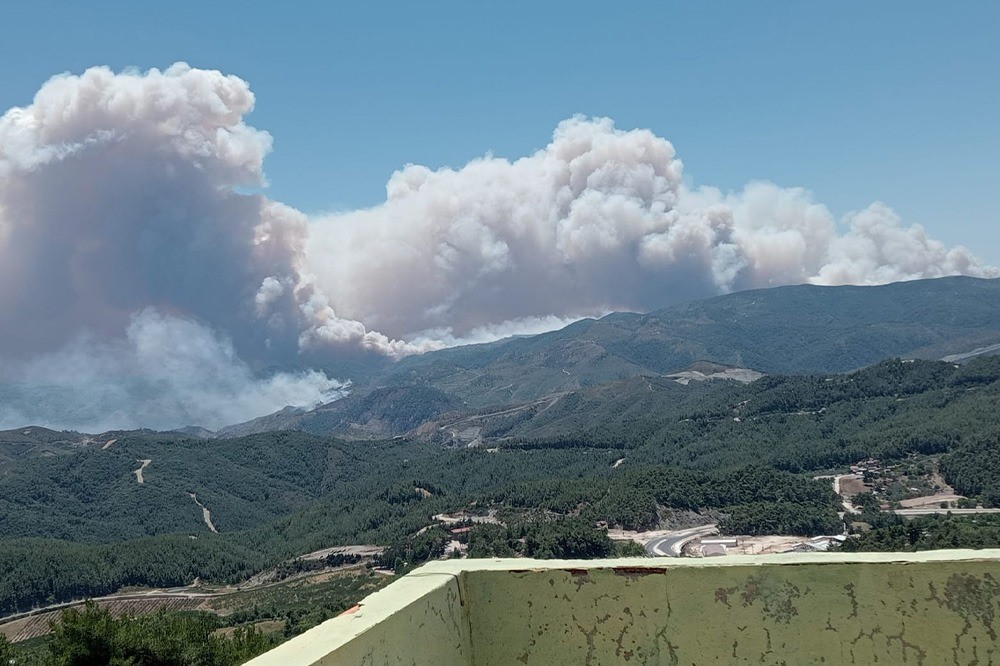 Suriye sınırında devam eden orman yangını için Hatay Büyükşehir Belediyesi ekipleri teyakkuza geçti