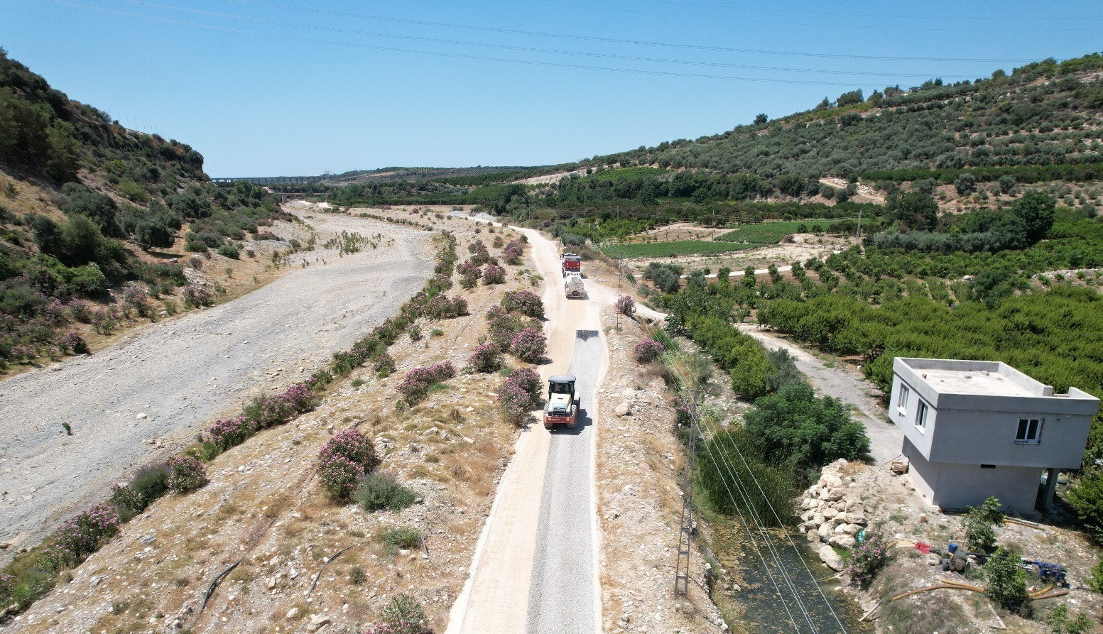Akdeniz&rsquo;de kırsal mahallelere yol desteği s&uuml;r&uuml;yor
