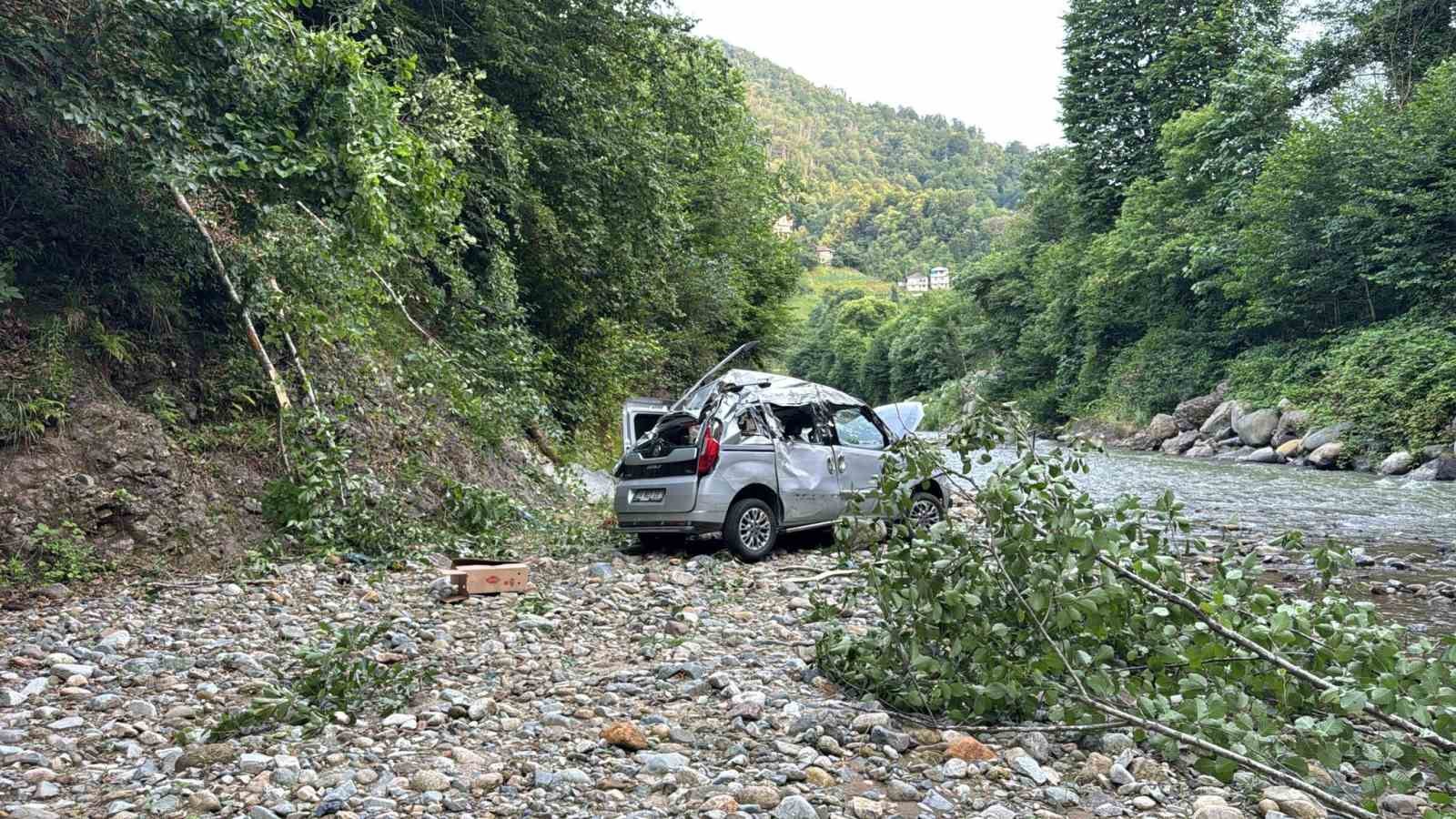 Rize’de kontrolden çıkan hafif ticari araç dereye uçtu