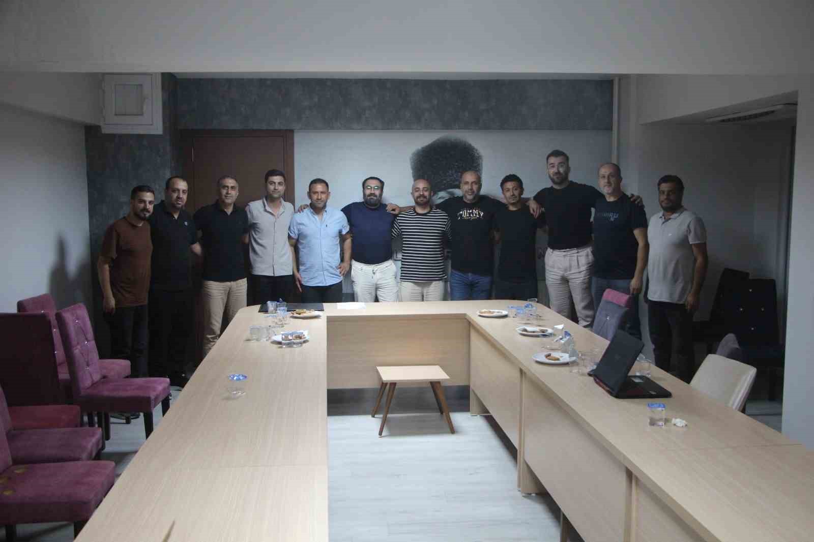 Nazillispor’da yeni yönetim taraftarlarla bir araya geldi