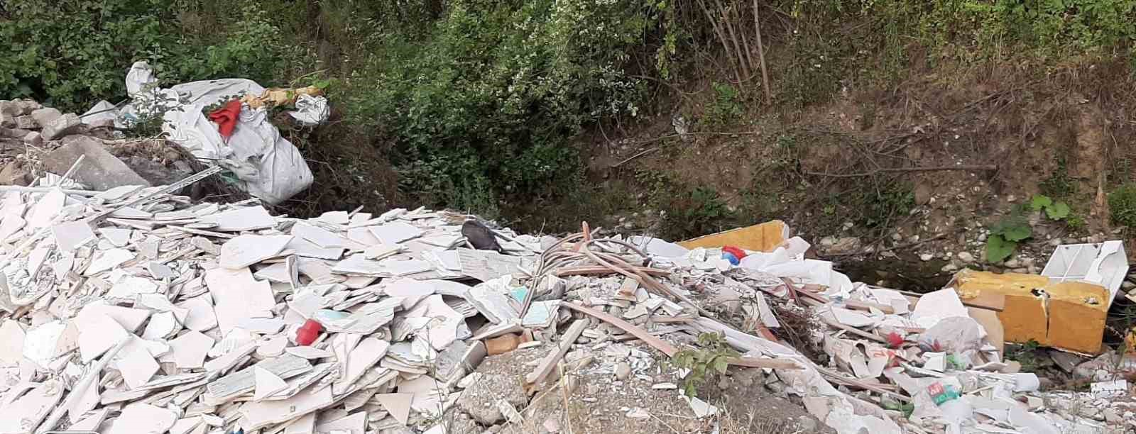 Dere yatağını çöplüğe çevirdiler