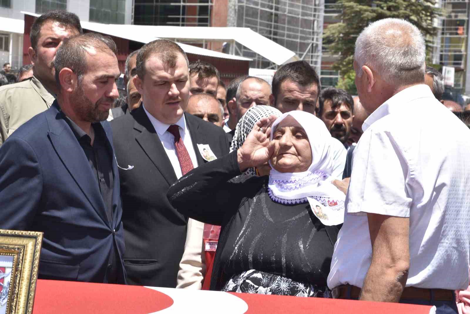 Pen&ccedil;e-Kilit şehidi son yolculuğuna uğurlandı
