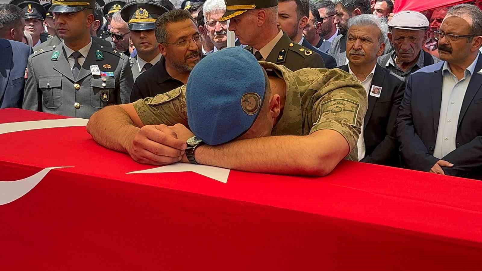 Aksaraylı şehit &Ouml;zkan &Ouml;zkanlı dualarla son yolculuğuna uğurlandı
