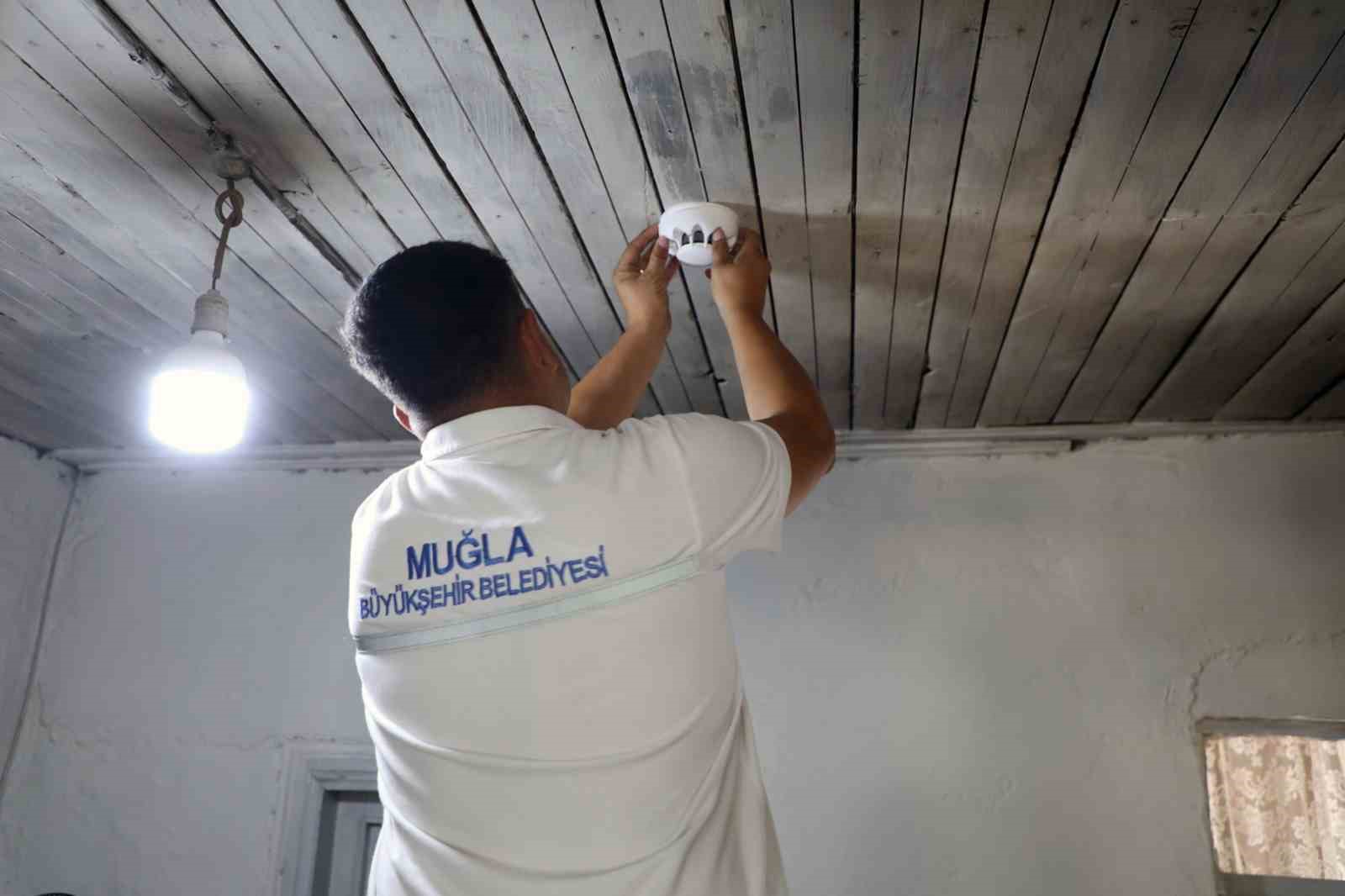 Kırsaldaki yaşlı çınarların evlerine duman dedektörü