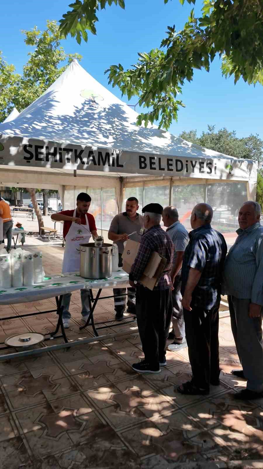 Muharrem Ayının bereketi Şehitkamil&rsquo;de paylaşılıyor
