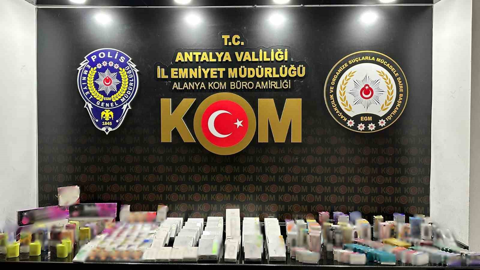 Antalya’da kaçakçılık ve rüşvet operasyonları: 6 tutuklama
