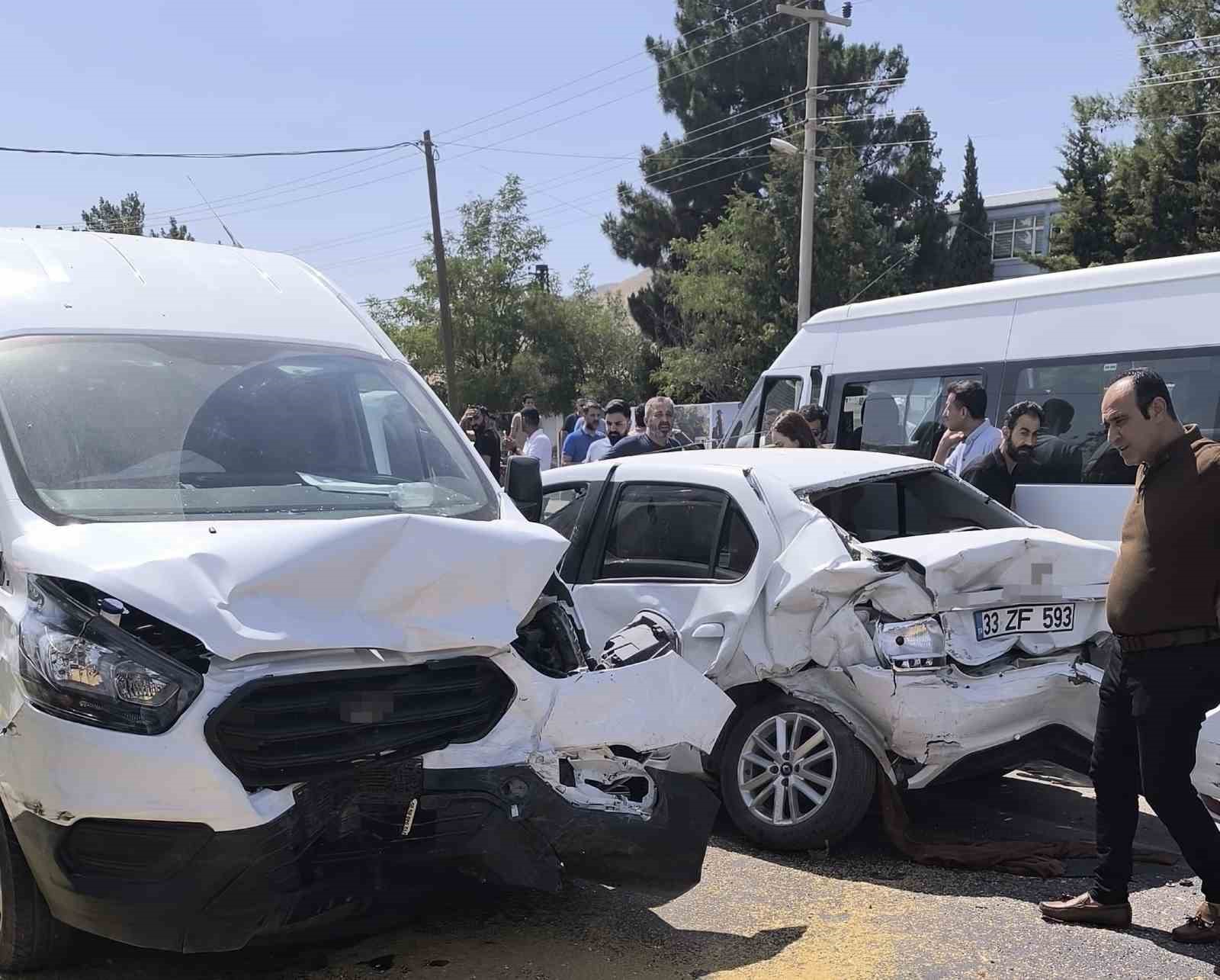 Mardin’de freni patlayan tır, ışıkta bekleyen araçlara çarptı: 7 yaralı