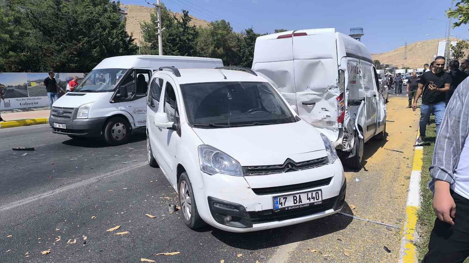 Mardin&rsquo;de freni patlayan tır, ışıkta bekleyen ara&ccedil;lara &ccedil;arptı: 7 yaralı

