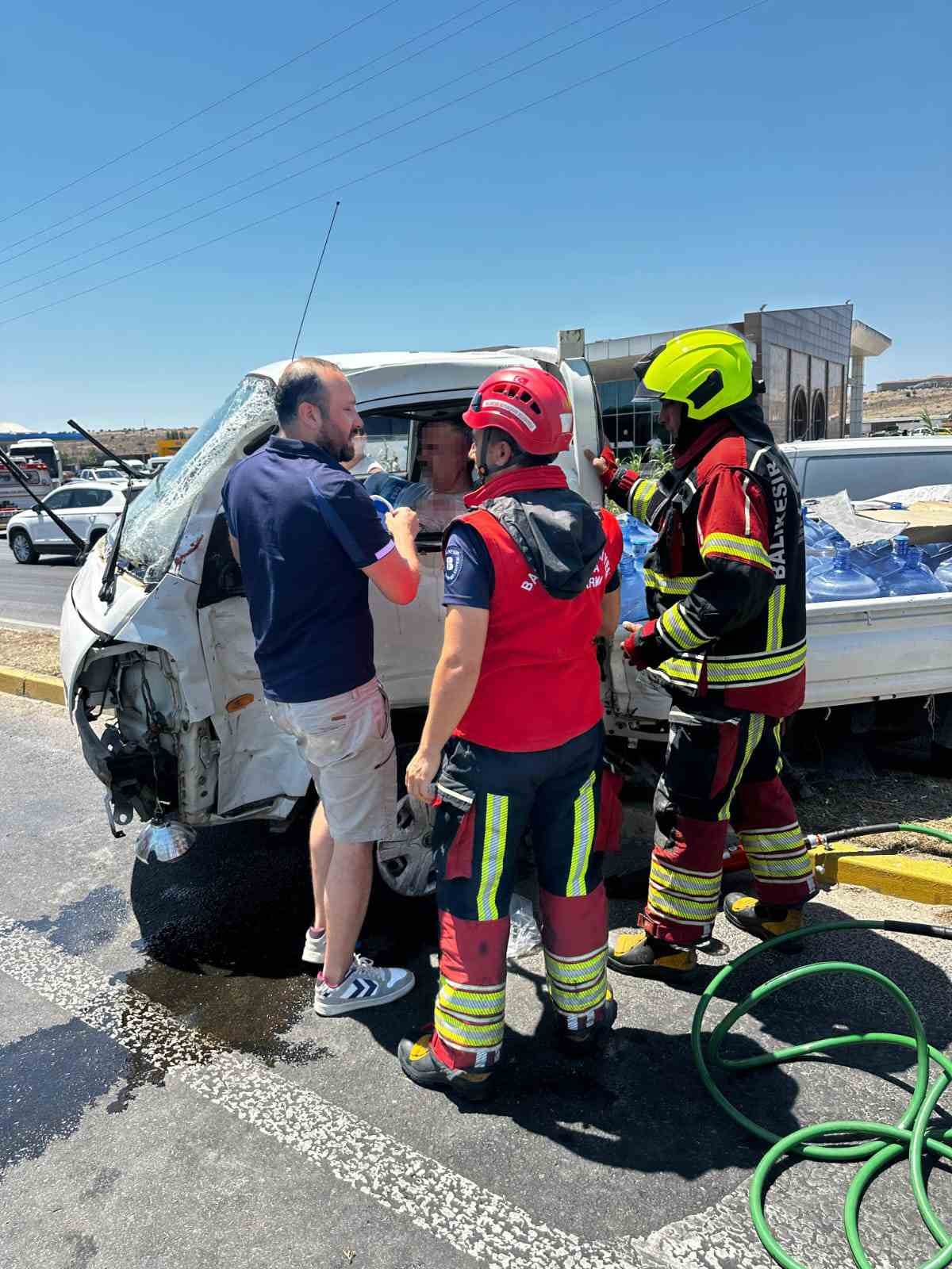 Ayvalık&rsquo;ta TIR ile kamyonet &ccedil;arpıştı; 1 kişi yaralandı
