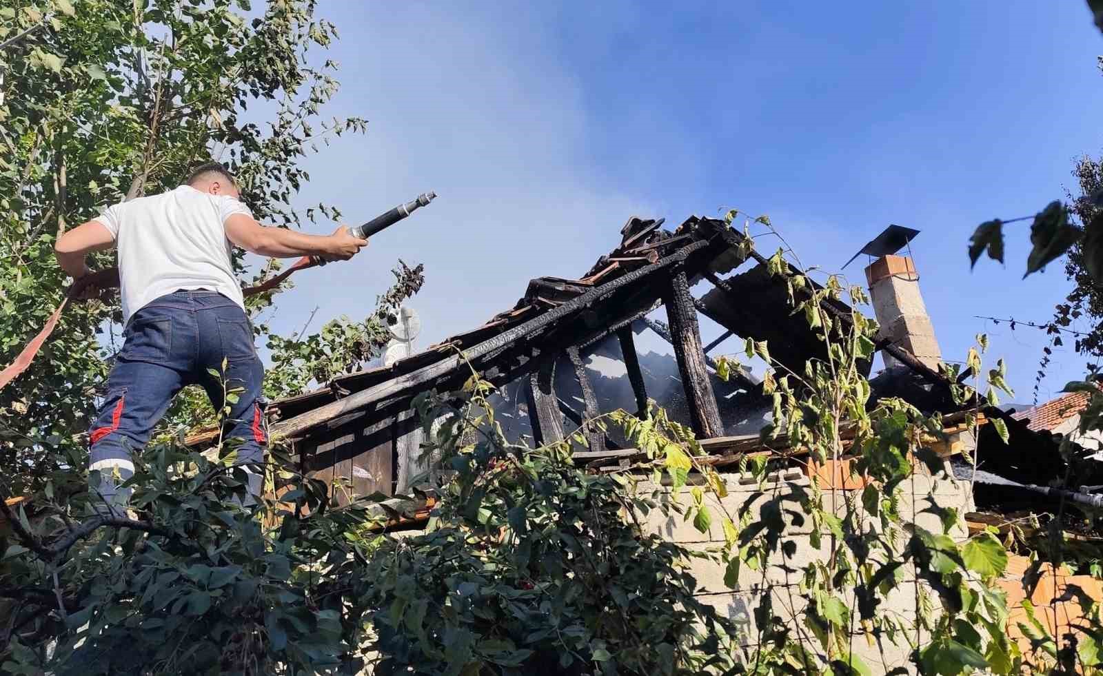 Beyşehir&rsquo;de korkutan ev yangını
