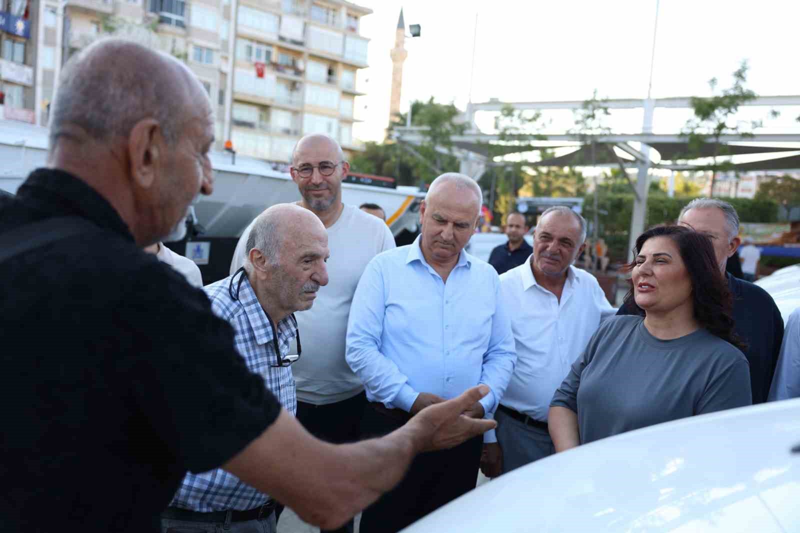Belediyeye yeni alınan araçları gören yaşlı amcalar, Başkan Çerçioğlu’na böyle teşekkür etti
