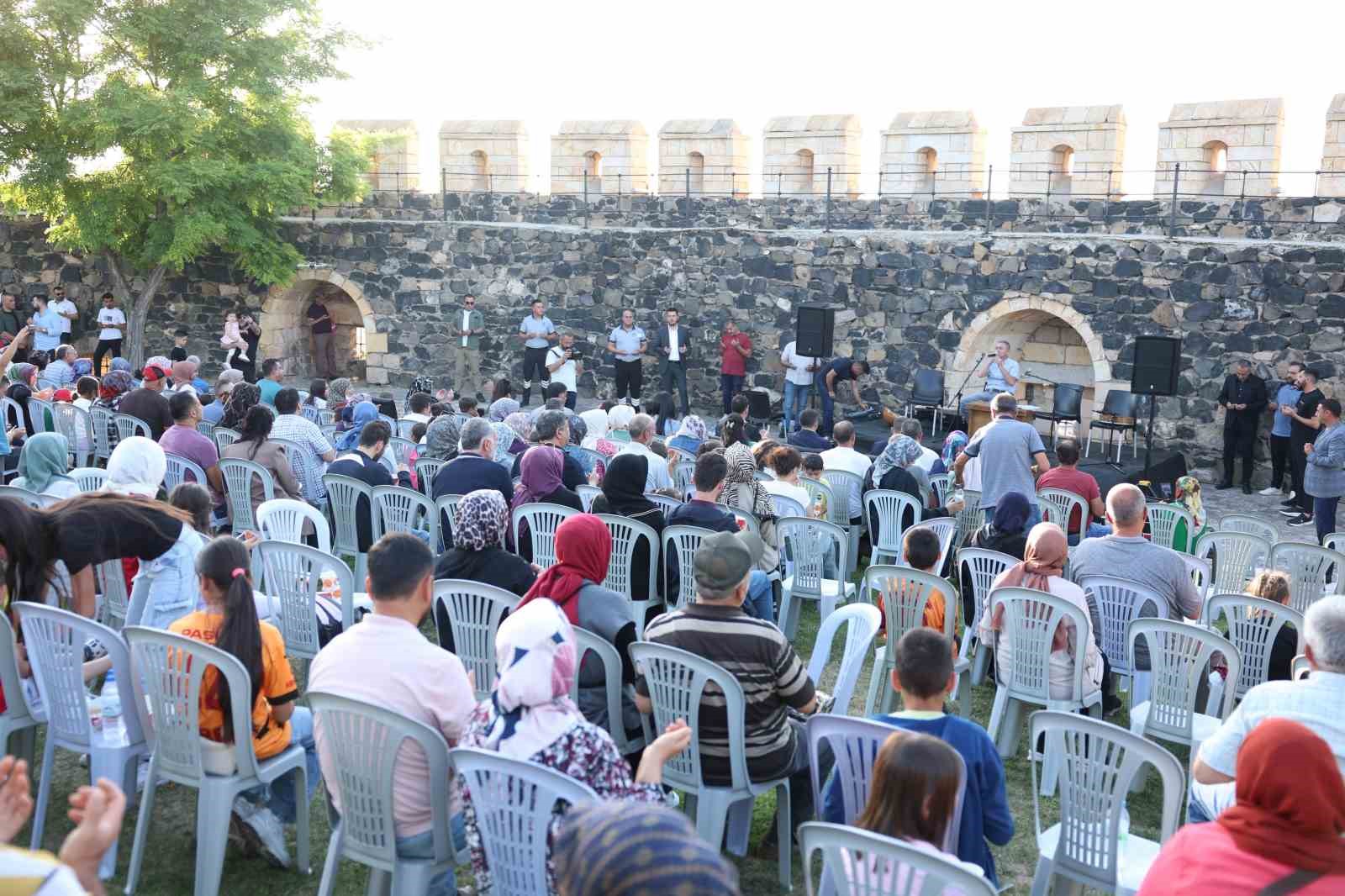 Muharrem ayı dolayısıyla vatandaşlara aşure ikram edildi