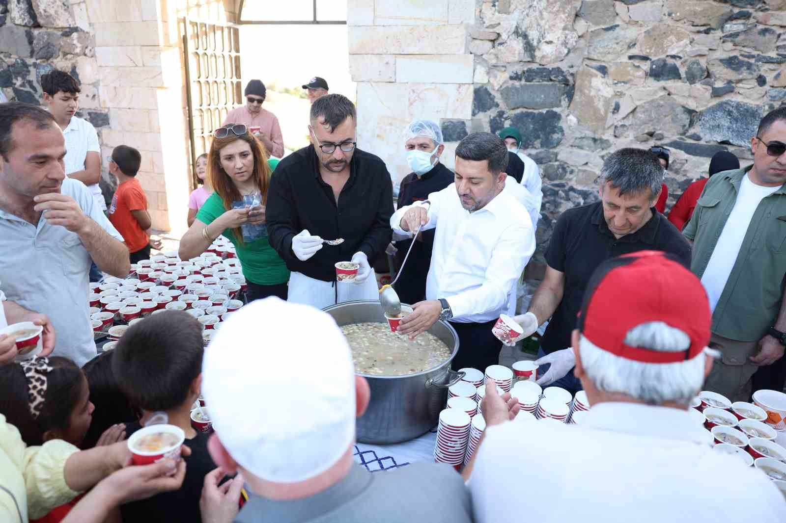 Muharrem ayı dolayısıyla vatandaşlara aşure ikram edildi